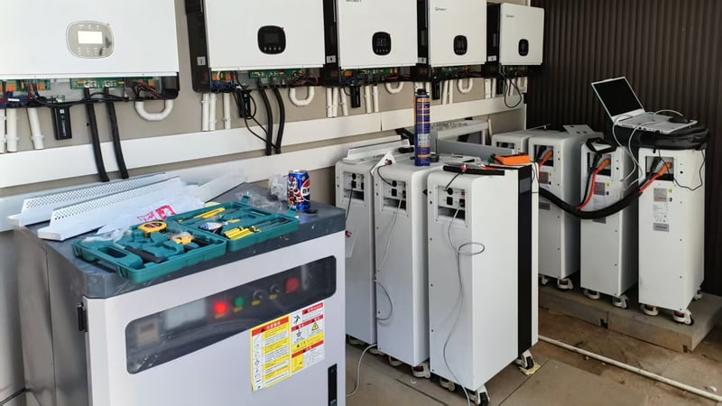 Rakour RAKOURLV low-voltage LiFePO4 battery series — wall-mounted, ground-mounted and server rack formats, 100Ah to 314Ah configurations at 51.2V, scalable from 5kWh to 240kWh+ with up to 15 parallel connections