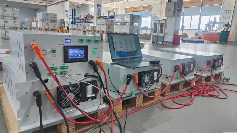 Rakour built-in intelligent BMS with CAN, RS485, WiFi and RS232 multi-protocol communication, touch color screen displaying real-time SOC, voltage and fault status, with mobile app remote monitoring on all HV models