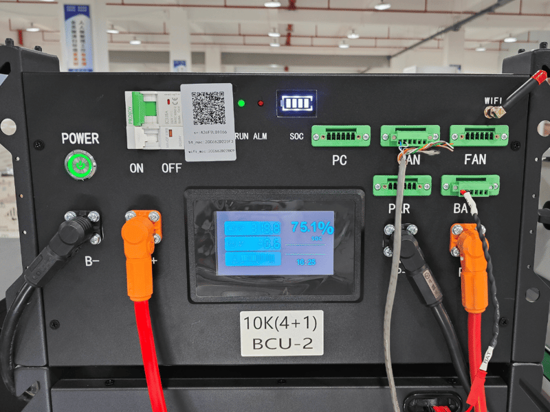 Rakour ESS battery BMS communication protocol diagram showing CAN via RJ45 port for high-speed inverter data exchange, RS485 for multi-battery parallel address control, and built-in WIFI for mobile app remote monitoring — compatible with Deye, Growatt, and major B2B solar hybrid inverters