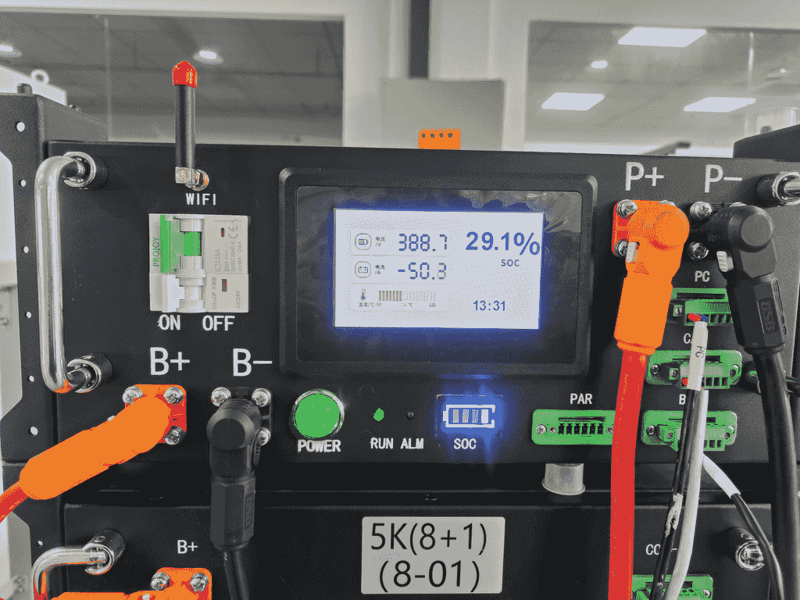 Rakour solar battery BMS screen with color touch panel displaying real-time SOC telemetry, built-in Wi-Fi for remote monitoring, and active cell balancing.