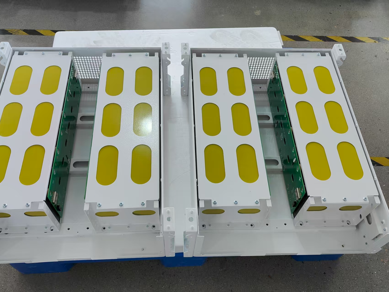 Dual-layer BMS architecture chart showing centralized Master BMS in BCU and Slave BMS inside series battery modules.