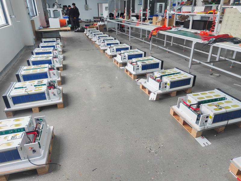Parallel expansion wiring setup for multiple Rakour 51.2V 200Ah wall-mounted batteries scaling up to 150kWh.