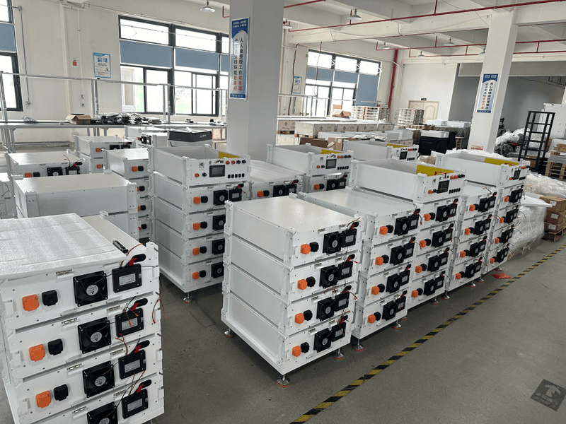 High-capacity home battery storage utilizing four parallel Rakour high-voltage battery sets for high-consumption households.