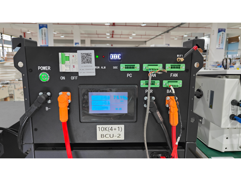 Rakour high-voltage battery control unit connected to a solar inverter, demonstrating soft-start protection and automated charge-discharge state switching.