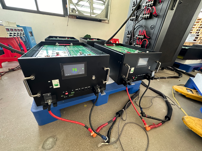 Real-time BMS monitoring system of Rakour 51.2V 200Ah server rack battery tracking cell voltage and temperature.