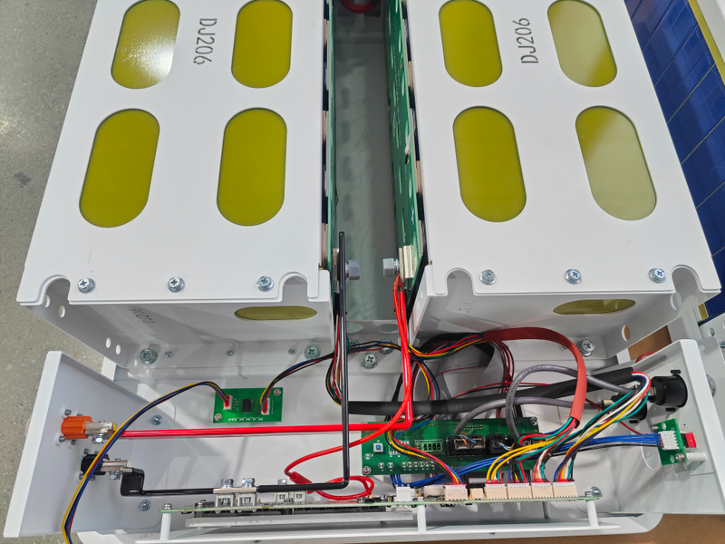 Detailed smart BMS protection thresholds diagram showing overcharge, discharge, and temperature cut-offs for Rakour 200Ah battery.